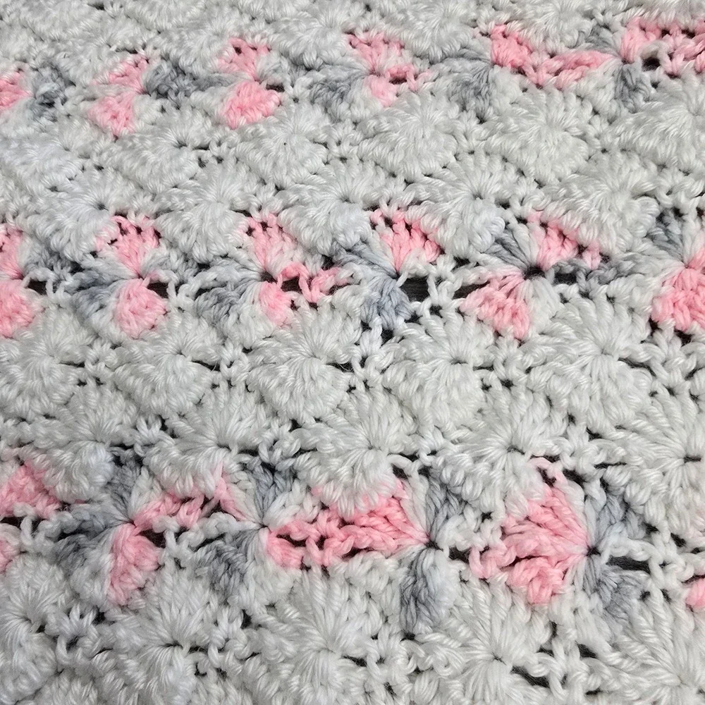 Handmade Crochet Baby‎ Blanket White Pink Gray Shell Stitch Scalloped Edge 35x43